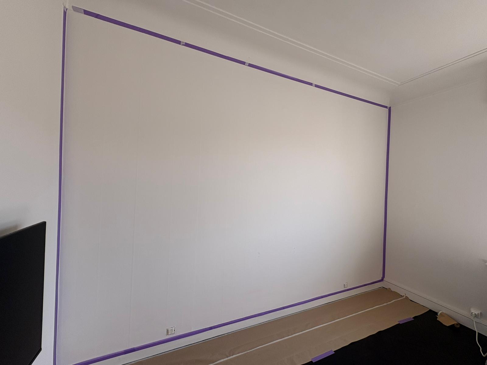 Peinture mur avant travaux - mur blanc préparé au scotch à Liège - TS Pro-Tech